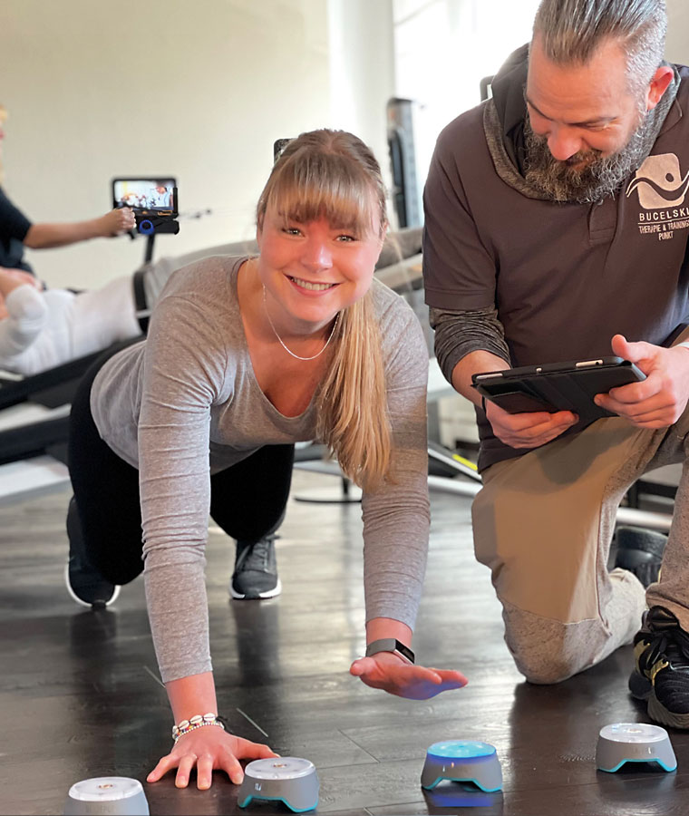 Physiotherapeut der Praxis Bucelski betreut eine Patientin beim Koordinationstraining in Schwabach